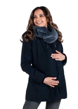 Mujer embarazada luciendo el abrigo Wallaby